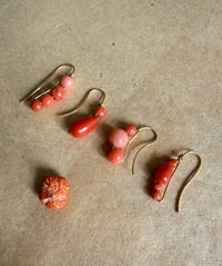 Image 3 of Boucles uniques en corail 