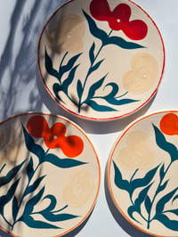 Image 3 of TRIO | grande assiette, rouge et ivoire