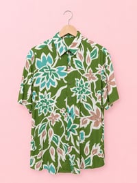 Camisa flores fondo verde