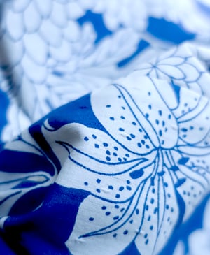 Image of Kimono af bomuld m. liljer og krysantemum mm.