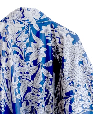 Image of Kimono af bomuld m. liljer og krysantemum mm.