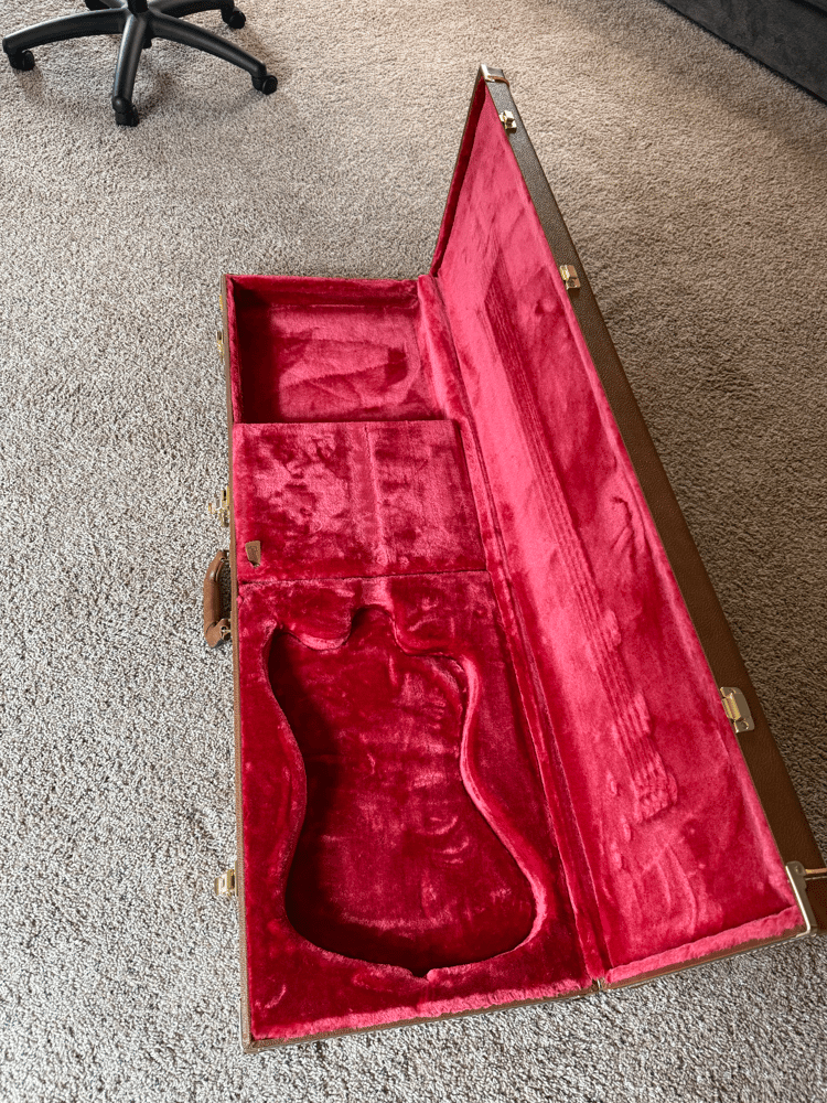 Image of GIBSON THUNDERBIRD BASS GUITAR W/CASE