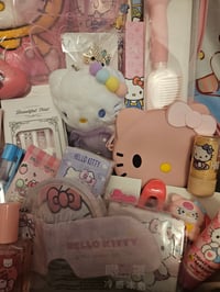 Image 2 of Hello Kitty Suitcase Bundle 