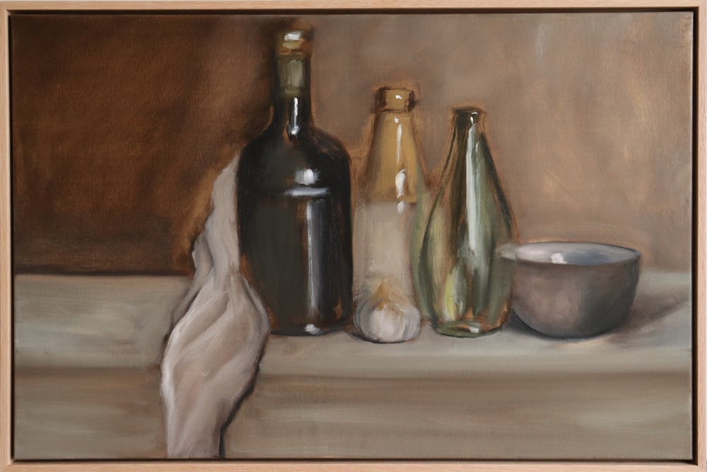Image of Bouteilles, bol et ail sur une étagère