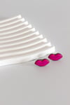 Pendientes mini labios fucsia