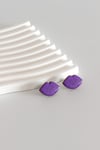 Pendientes mini besos morados