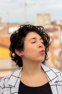 Pendientes mini besos morados