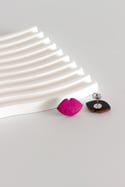 Pendientes mini besos fucsias