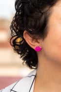 Pendientes mini besos fucsias