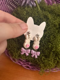 Image 1 of Pendientes de conejito con lazo 
