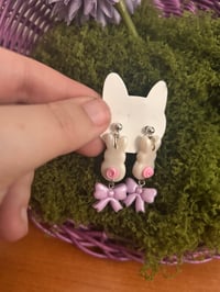 Image 2 of Pendientes de conejito con lazo 
