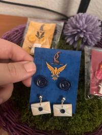 Image 2 of Pendientes de sellos de las casas de colegio mágico