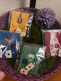 Image 4 of Pendientes de sellos de las casas de colegio mágico