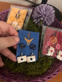 Image 5 of Pendientes de sellos de las casas de colegio mágico