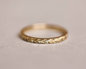 Image of 18ct yellow gold 2mm Laurel Leaf engraved ring