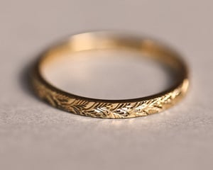 Image of 18ct yellow gold 2mm Laurel Leaf engraved ring