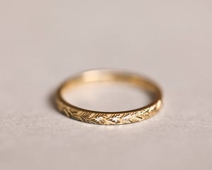 Image of 18ct yellow gold 2mm Laurel Leaf engraved ring