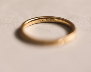 Image of 18ct yellow gold 2mm Laurel Leaf engraved ring