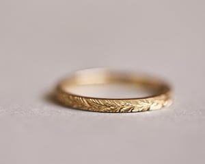 Image of 18ct yellow gold 2mm Laurel Leaf engraved ring