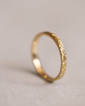 Image of 18ct yellow gold 2mm Laurel Leaf engraved ring