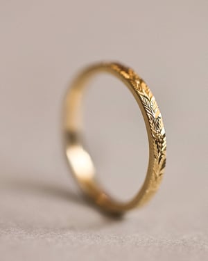 Image of 18ct yellow gold 2mm Laurel Leaf engraved ring