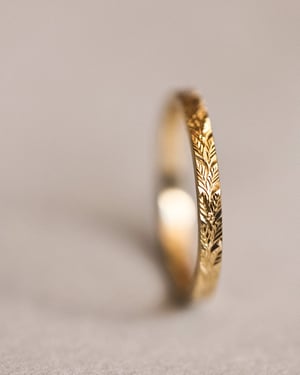 Image of 18ct yellow gold 2mm Laurel Leaf engraved ring