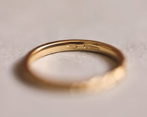 Image of 18ct yellow gold 2mm Laurel Leaf engraved ring