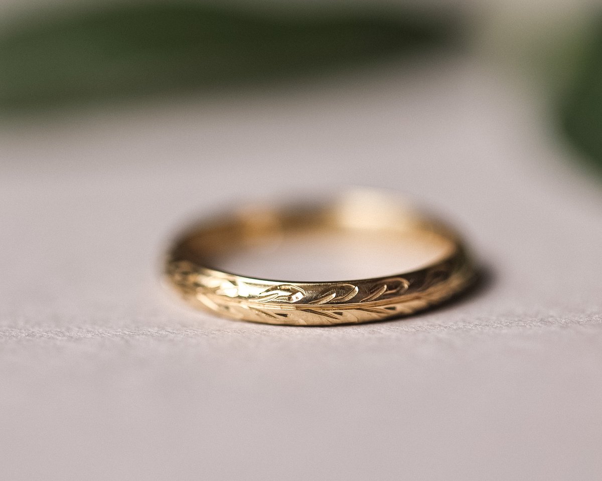 Image of 9ct Yellow gold 3mm ‘Olive leaf’ engraved ring