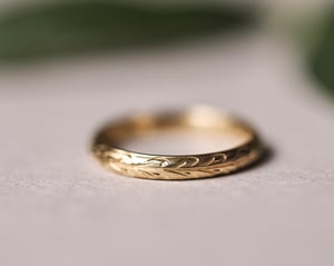 Image of 9ct Yellow gold 3mm ‘Olive leaf’ engraved ring