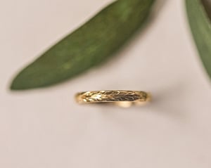 Image of 9ct Yellow gold 3mm ‘Olive leaf’ engraved ring