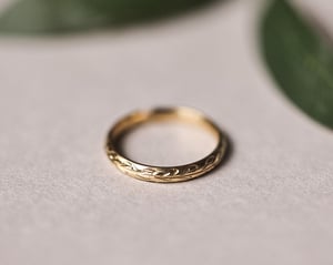Image of 9ct Yellow gold 3mm ‘Olive leaf’ engraved ring