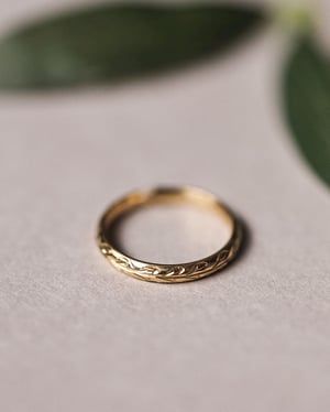 Image of 9ct Yellow gold 3mm ‘Olive leaf’ engraved ring