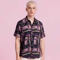 Image 1 of Camisa abstracta púrpura