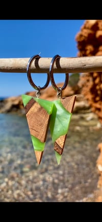 Triangolo Cala Gracioneta - Orecchini Artigianali in Legno e Resina