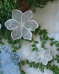 Image 2 of Aplique de Flor – Diseño de Bordado Digital