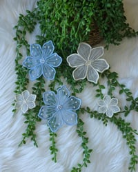 Image 1 of Aplique de Flor – Diseño de Bordado Digital