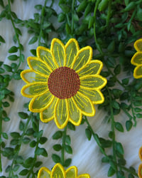 Image 2 of Aplique de Girasol – Diseño de Bordado Digital