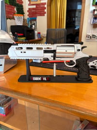 Image 1 of Replica Magnum Requiem di Leon con stand espositivo e proiettili