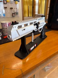 Image 2 of Replica Magnum Requiem di Leon con stand espositivo e proiettili