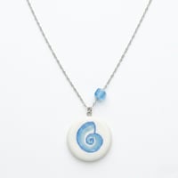 Image 1 of Χειροποίητο Κεραμικό Κολιέ "Blue Spiral" – Ατσάλινη Αλυσίδα