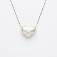 Image 1 of Χειροποίητο Κεραμικό Κολιέ "Pearl Heart" – Ατσάλινη Αλυσίδα