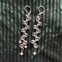 Image 1 of V - STAGGERED BYZANTINE CHAINMAIL EARRINGS WITH LILAC PEARLS