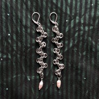 Image 1 of VII - STAGGERED BYZANTINE CHAINMAIL EARRINGS WITH PEARL