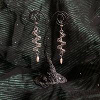 Image 2 of X - STAGGERED BYZANTINE CHAINMAIL EARRINGS WITH PEARL