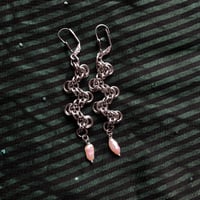 Image 1 of X - STAGGERED BYZANTINE CHAINMAIL EARRINGS WITH PEARL