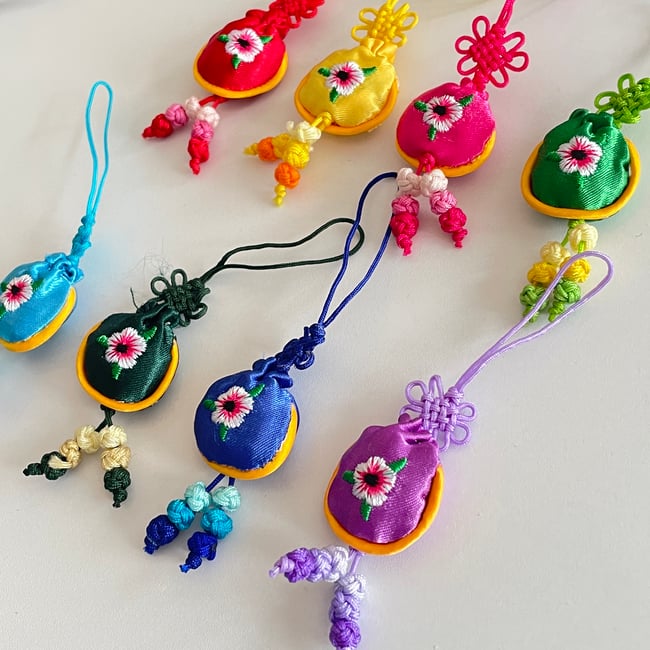 Flower Knot Outlined Pouch Norigae