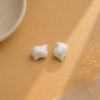 Image 2 of Χειροποίητα Κεραμικά Σκουλαρίκια "White Pebble Shell Studs"