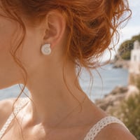 Image 3 of Χειροποίητα Κεραμικά Σκουλαρίκια "White Spiral Shell Studs"