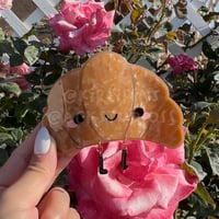 [IN HAND] CROISSANT FLAT LAY CLIP