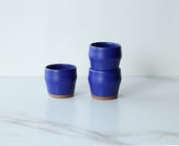 Image 3 of Cortado cup in Cobalt